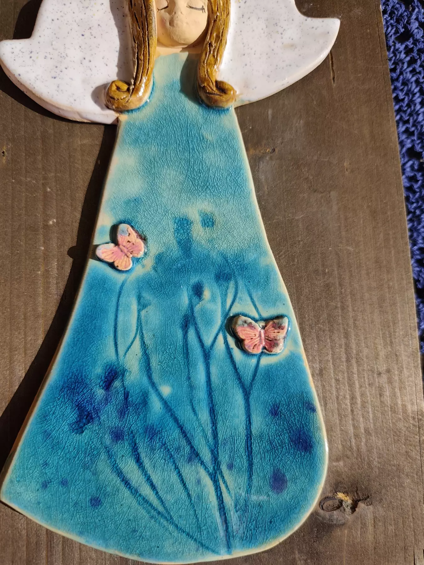 anioł ceramiczny z motylami