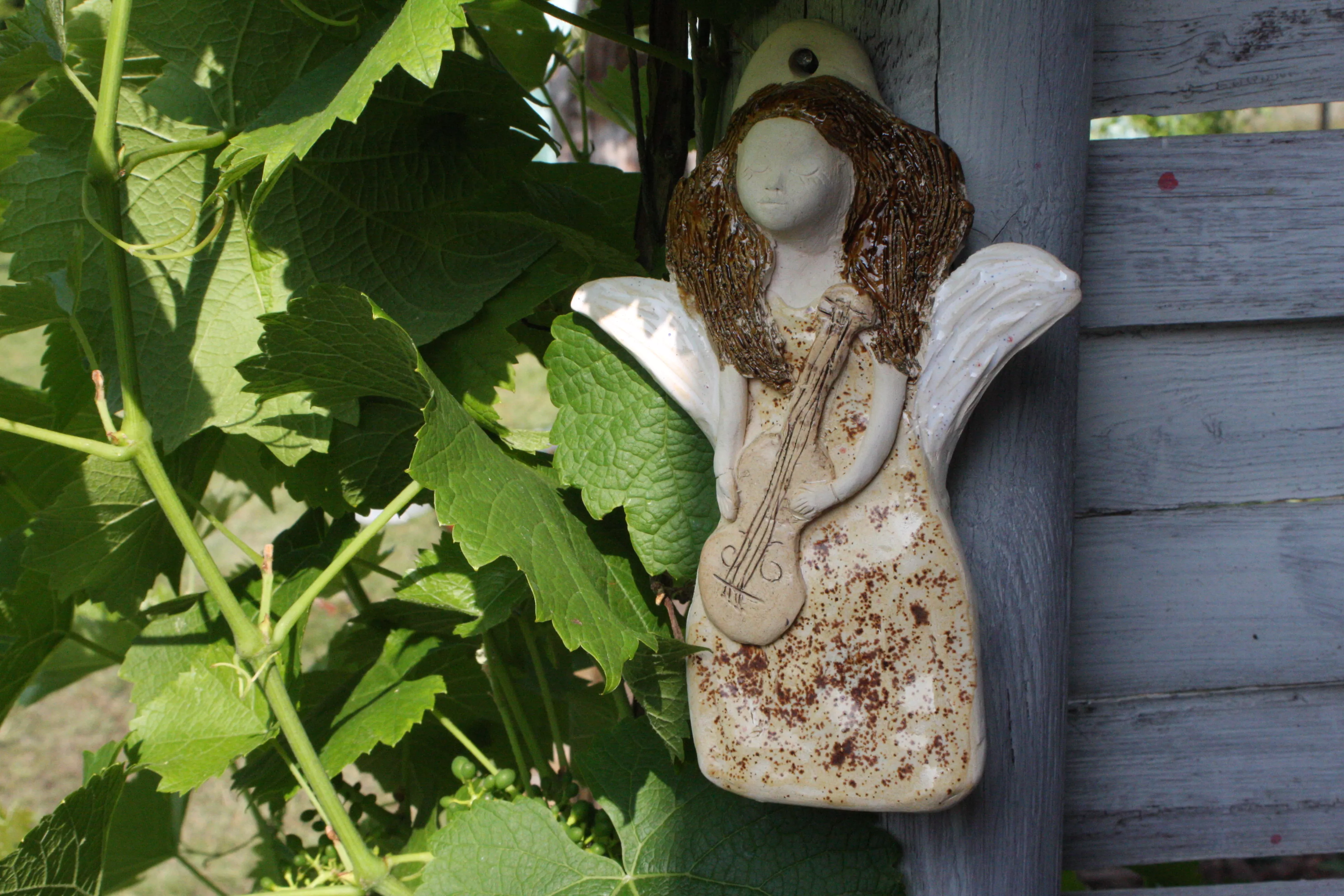 Anioł ceramiczny ze skrzypcami