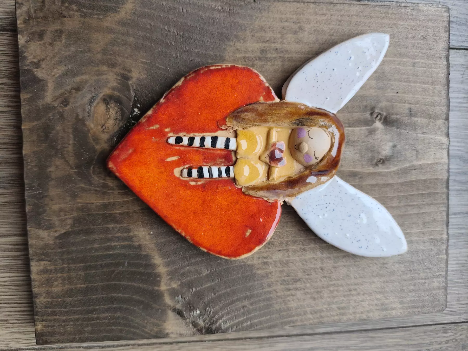 aniołek ceramiczny na desce