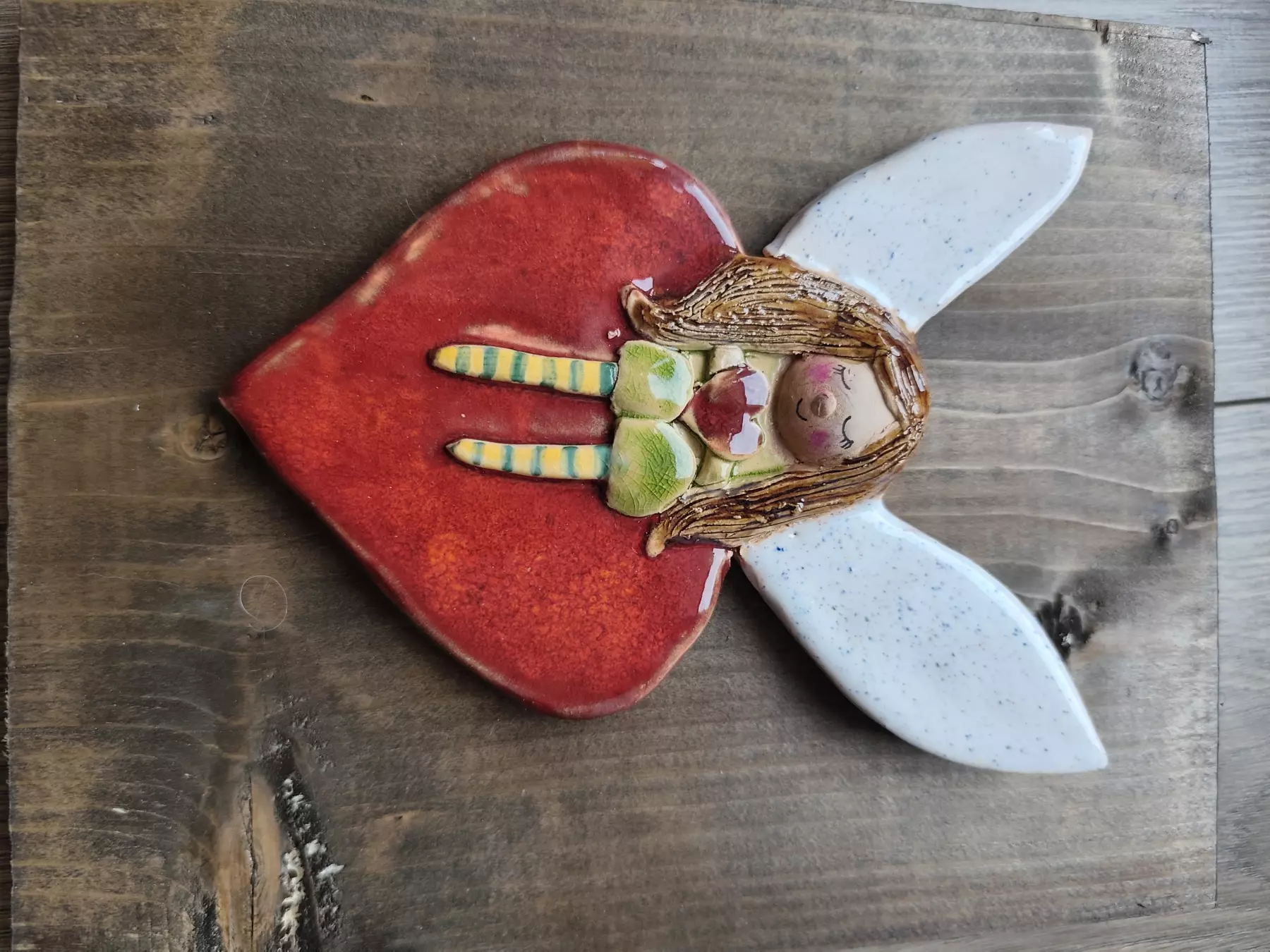 aniołek ceramiczny na desce