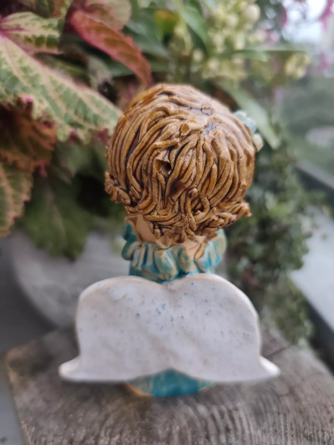 Aniołek ceramiczny w błękitnej sukience z falbanką