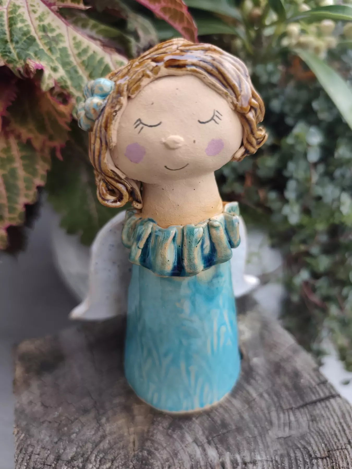 Aniołek ceramiczny w błękitnej sukience z falbanką