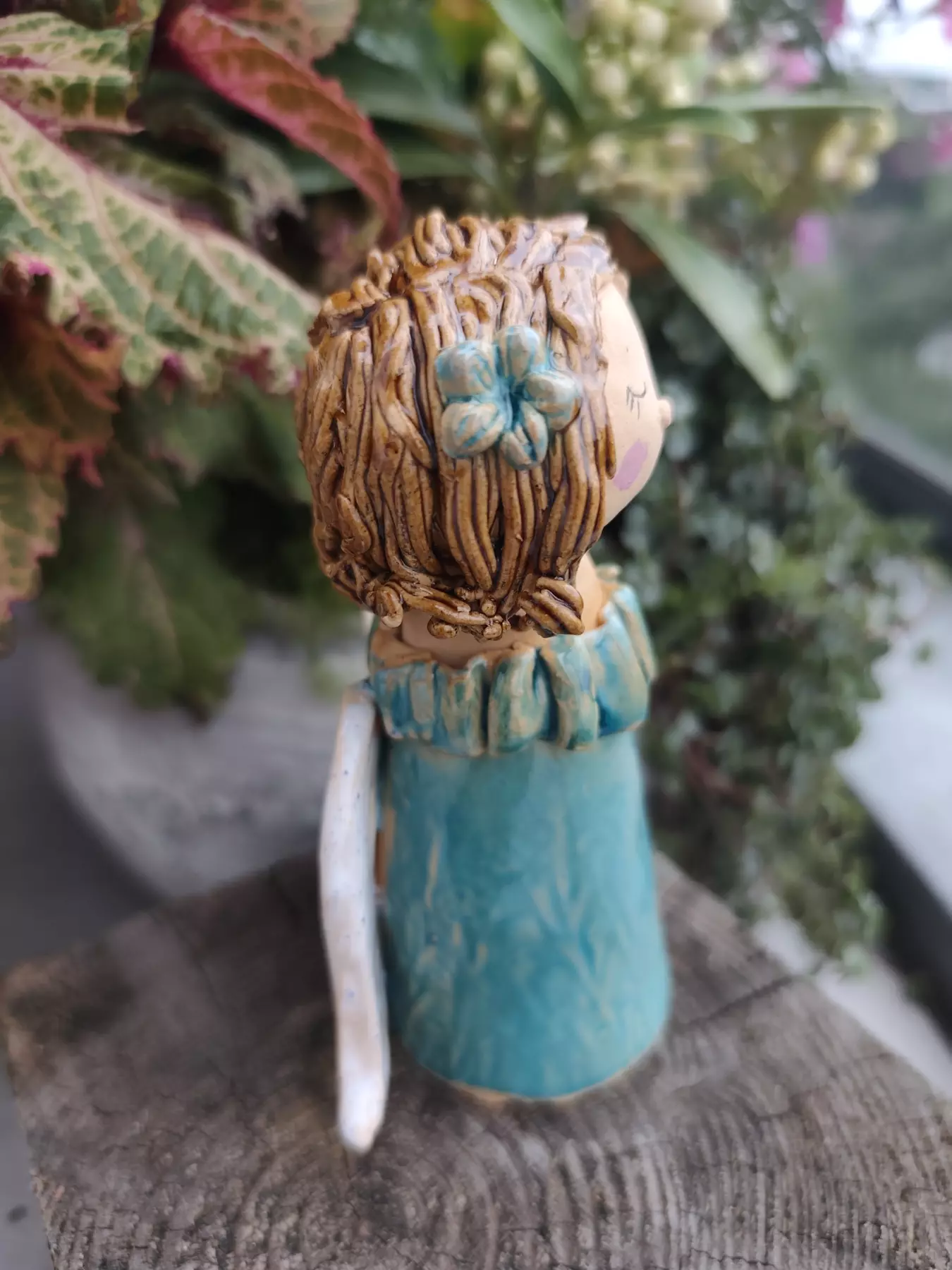 Aniołek ceramiczny w błękitnej sukience z falbanką
