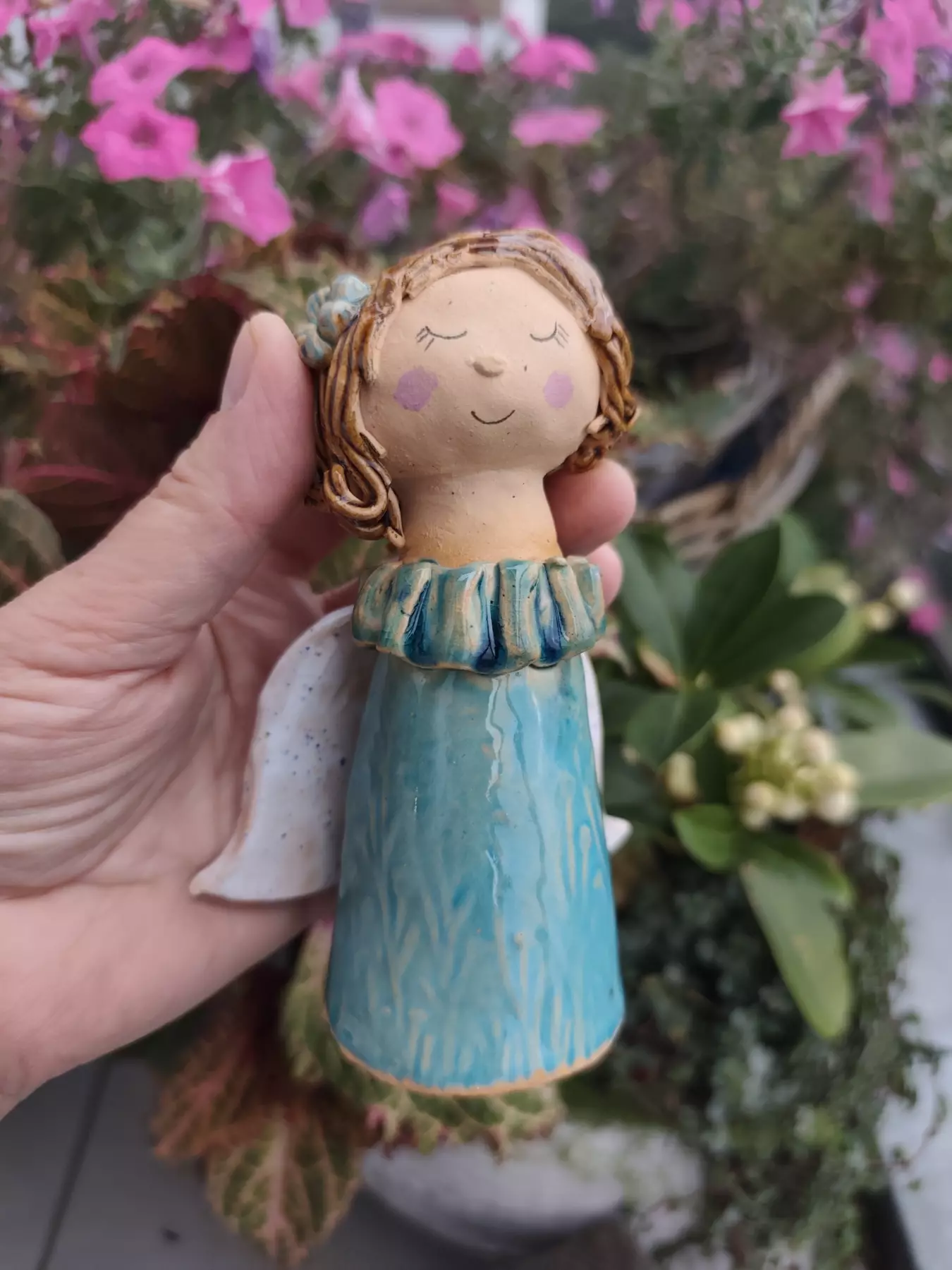 Aniołek ceramiczny w błękitnej sukience z falbanką