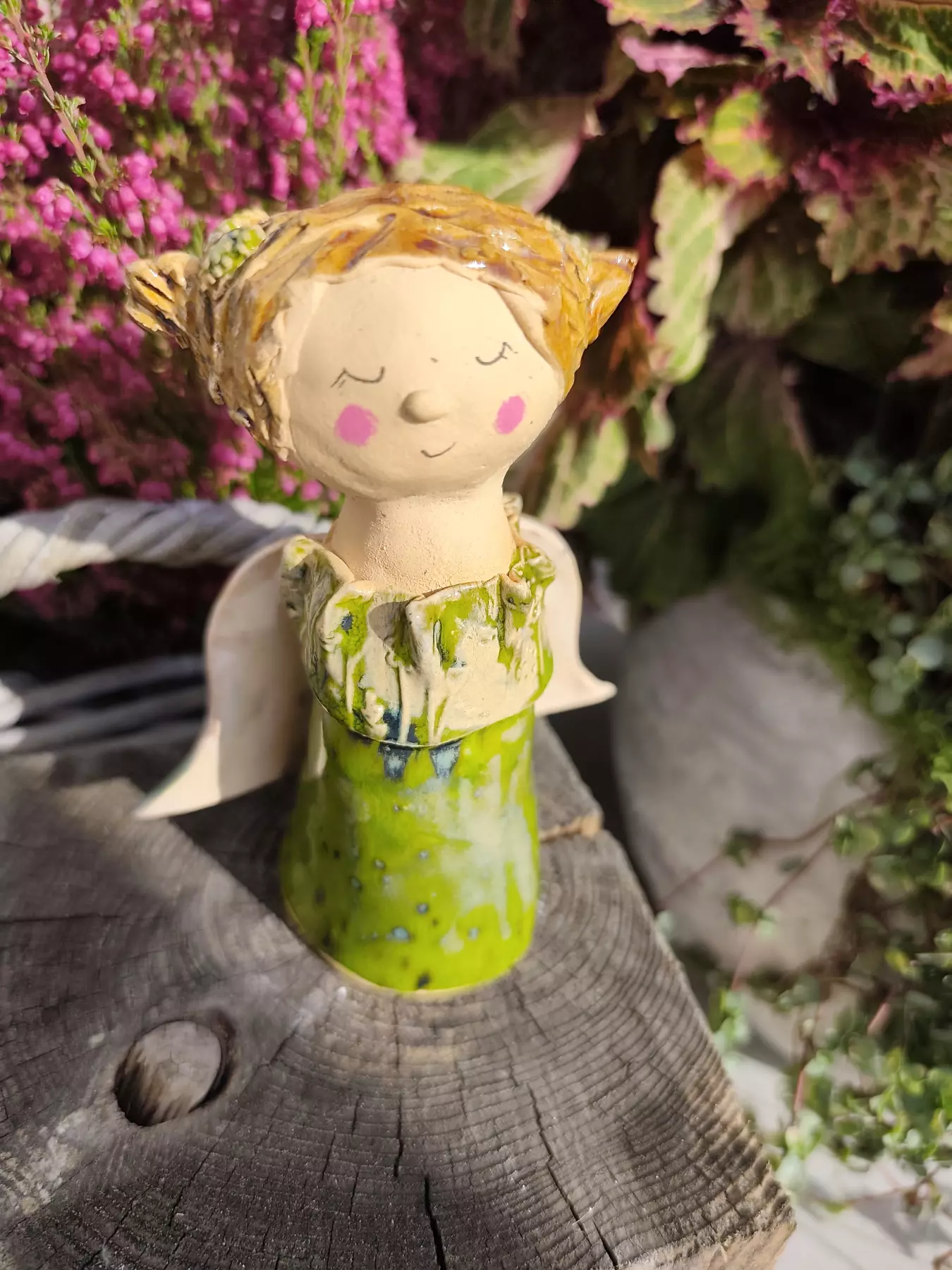 aniołek ceramiczny w zielonej sukience