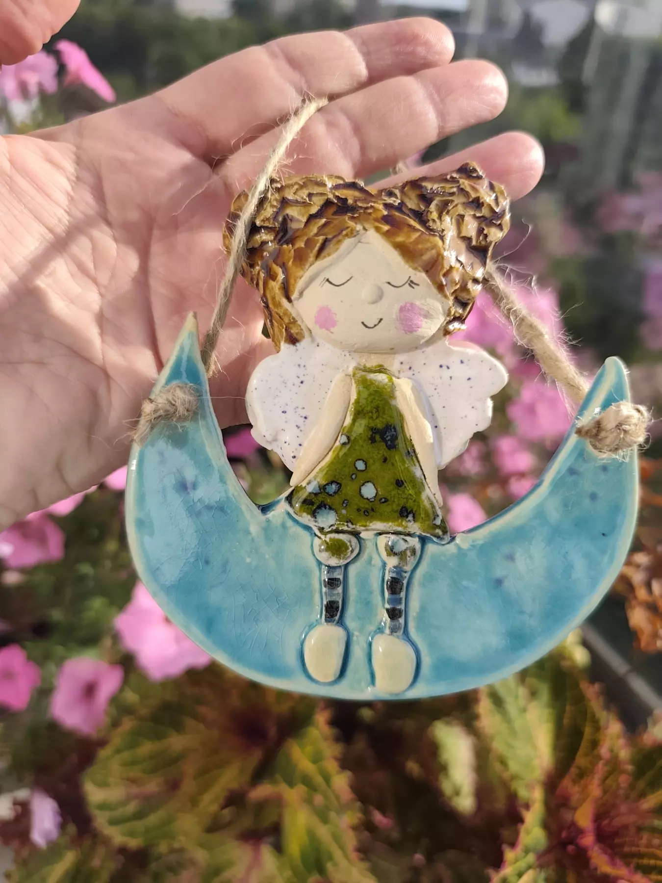 Aniołek ceramiczny na błękitnym księżycu