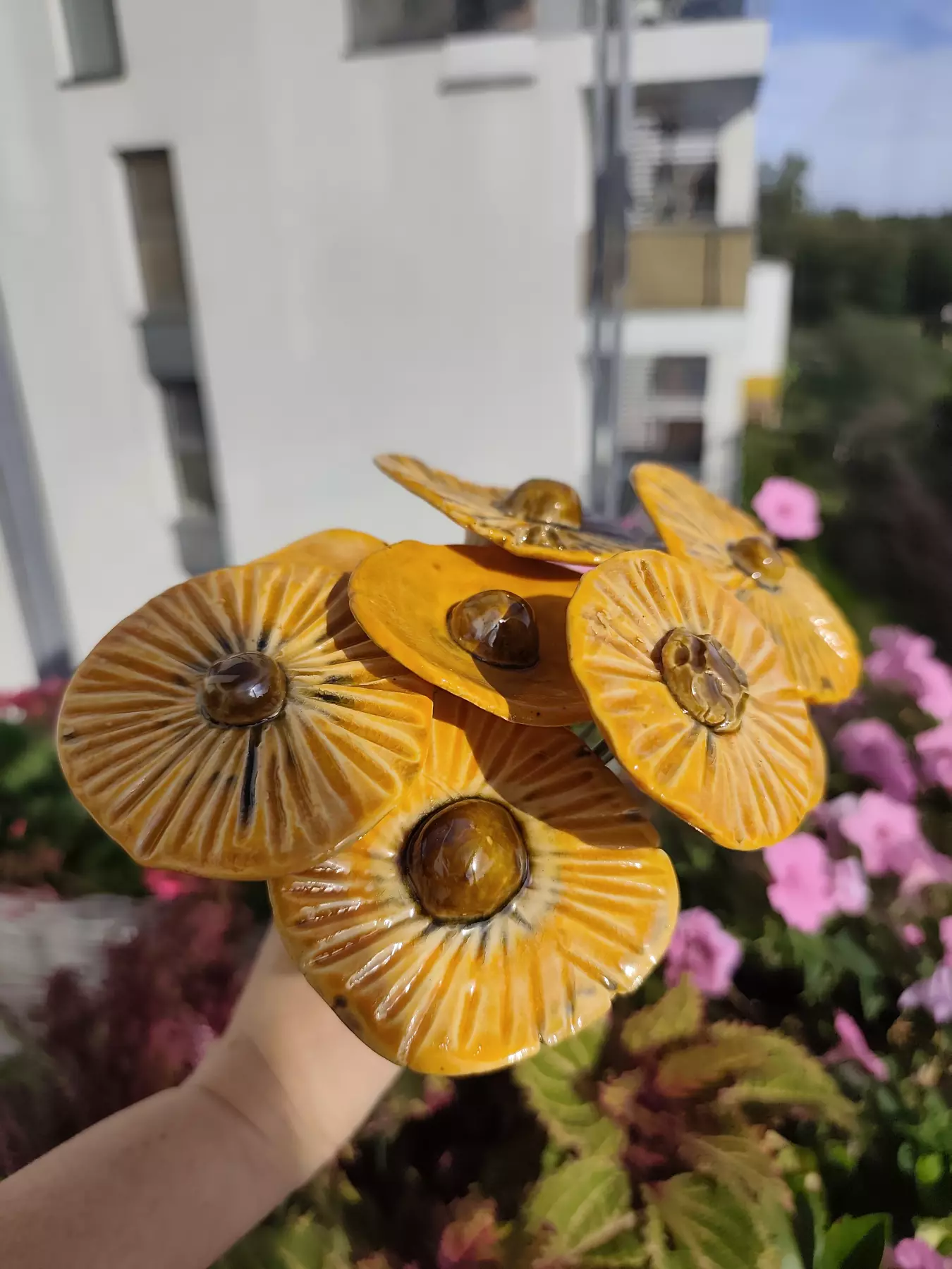 Ceramiczne kwiaty morelowe