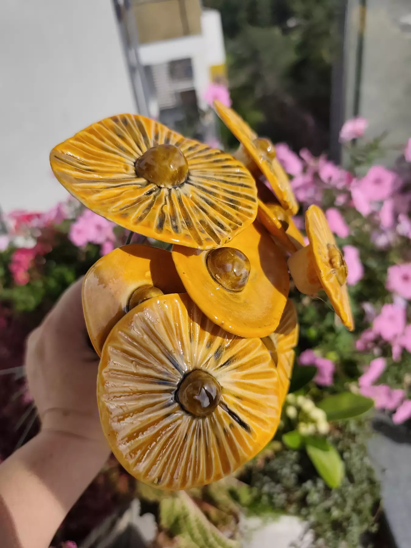 Ceramiczne kwiaty morelowe