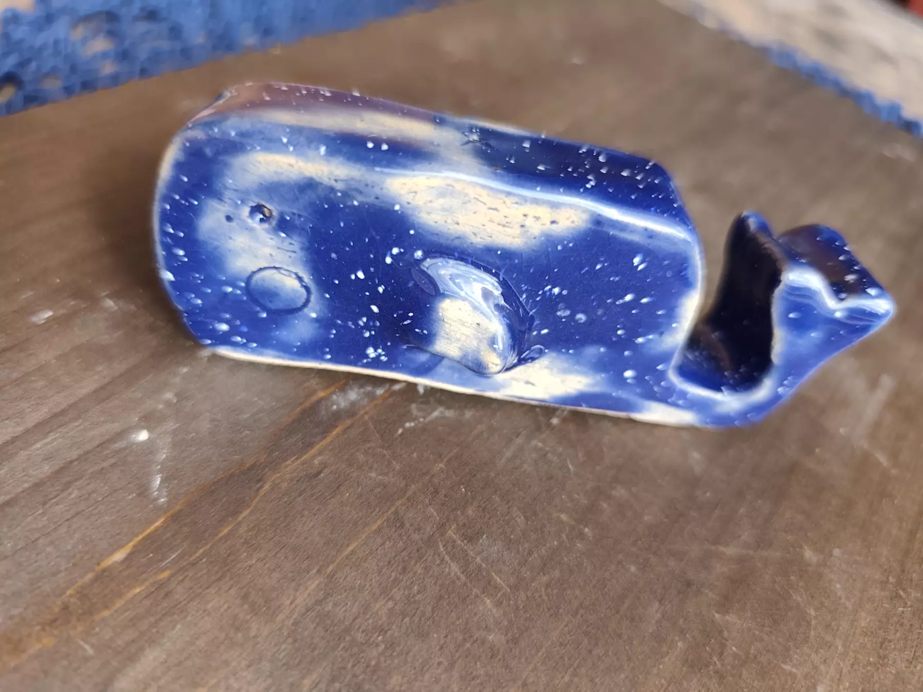 Delfinek ceramiczny