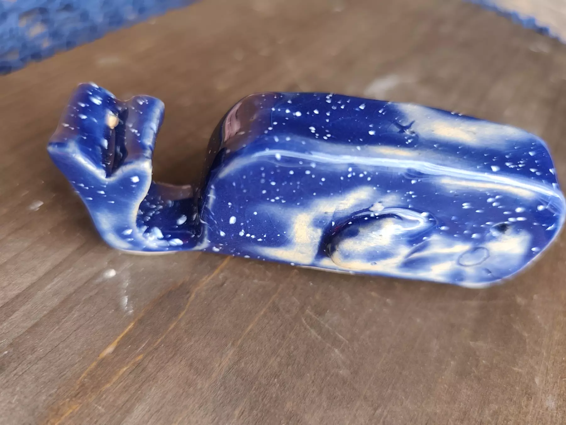 Delfinek ceramiczny