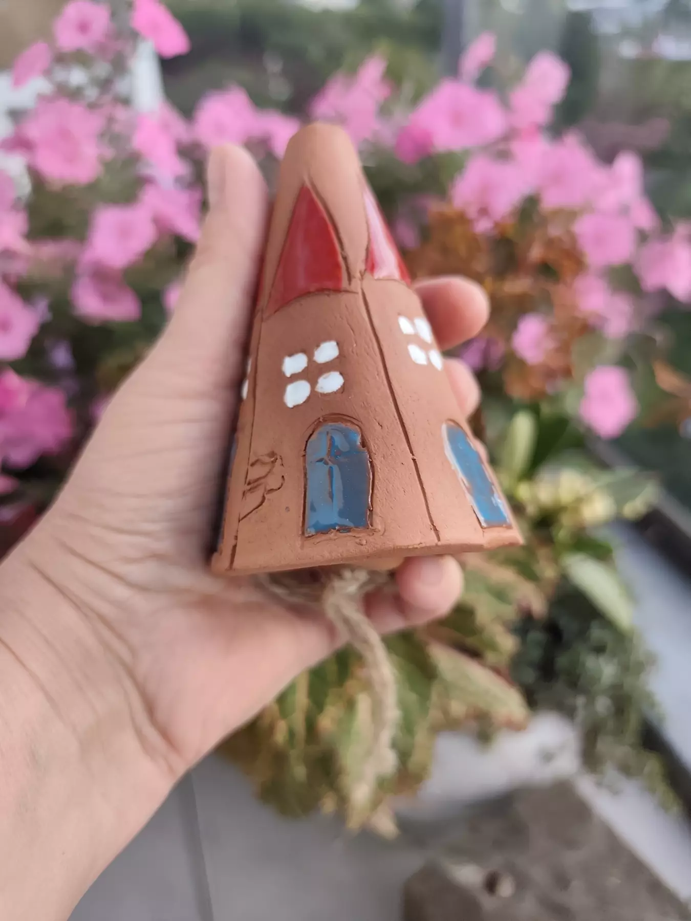 Dzwonek ceramiczny z domkami