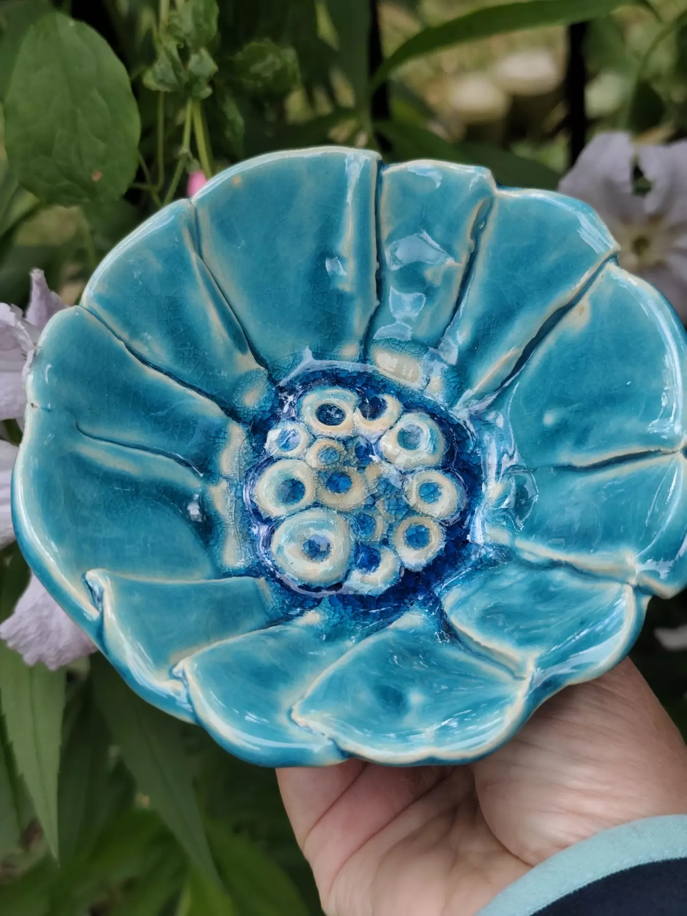 Kwiat ceramiczny - poidło do ogrodu