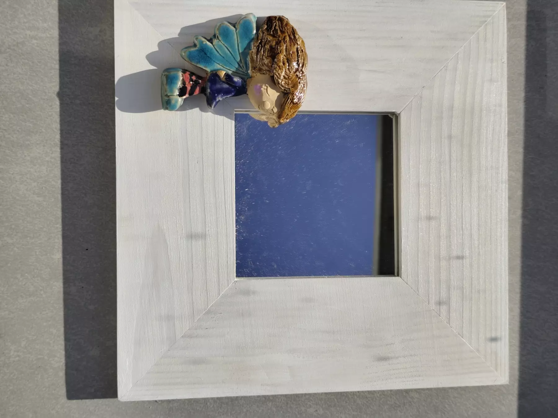 Lustro w drewnianej ramie bielone z aniołem ceramicznym