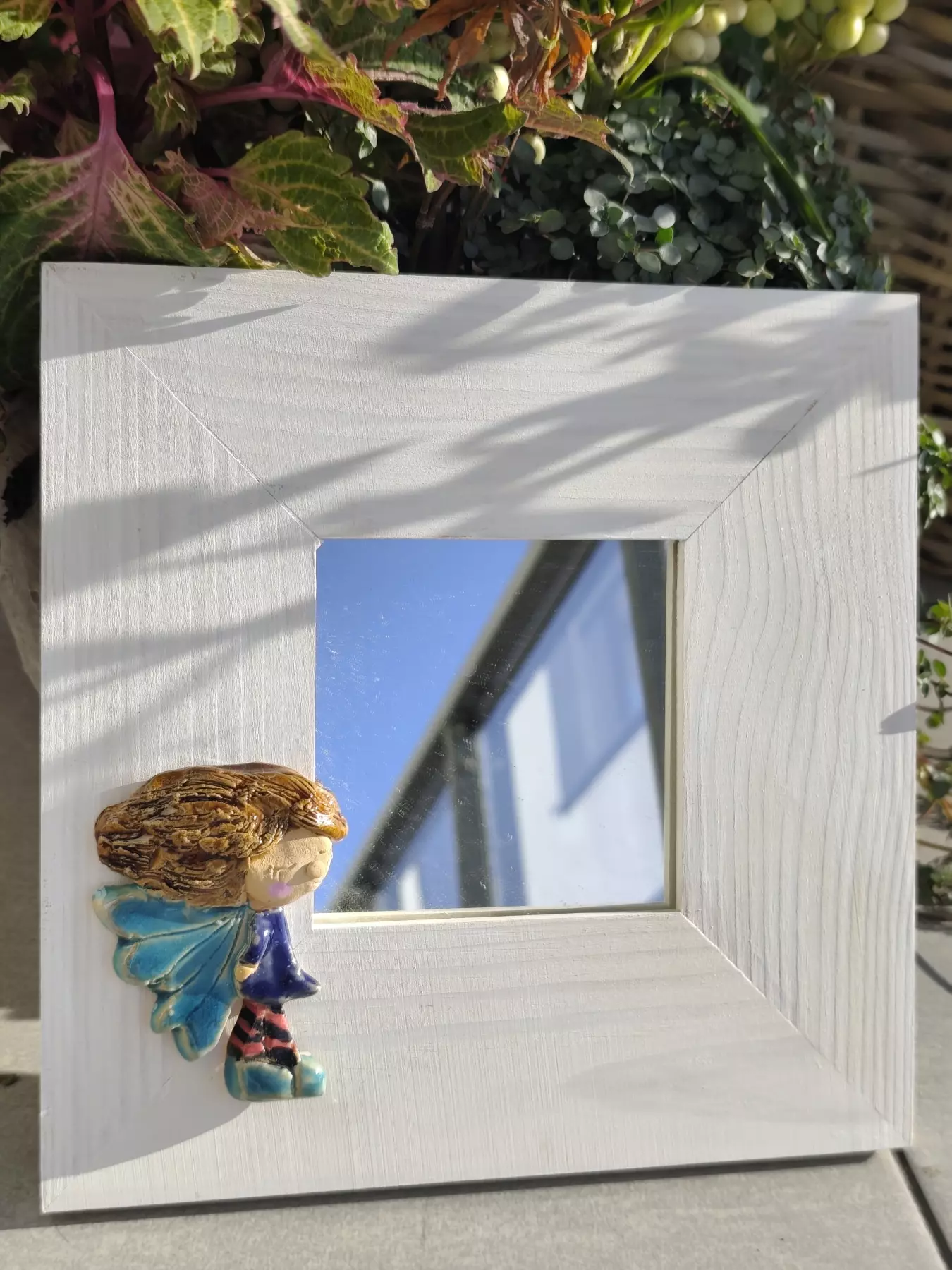 Lustro w drewnianej ramie bielone z aniołem ceramicznym