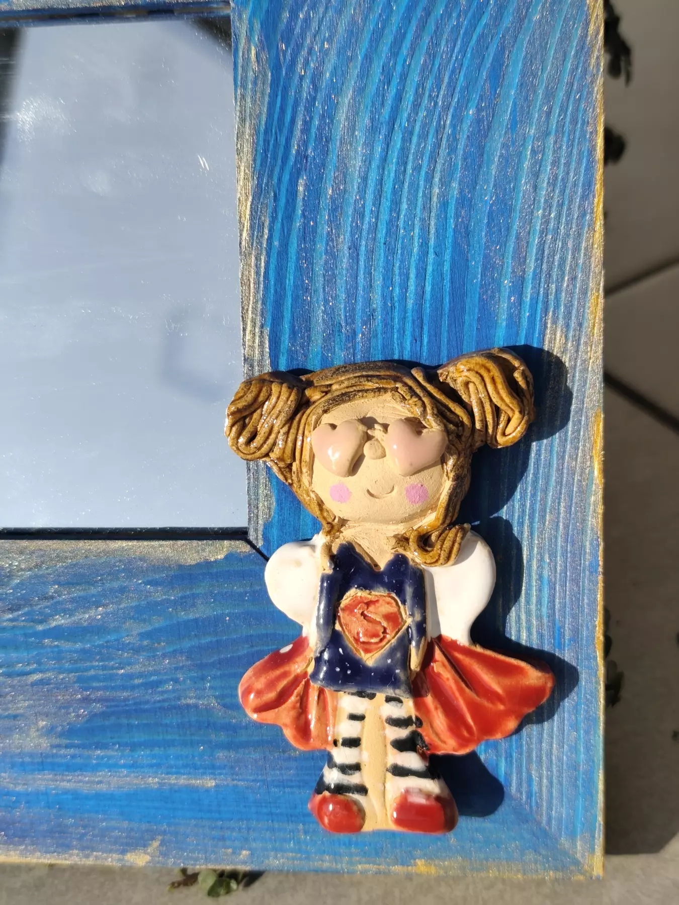 Lustro w drewnianej ramie z aniołem ceramicznym do zadań specjalnych