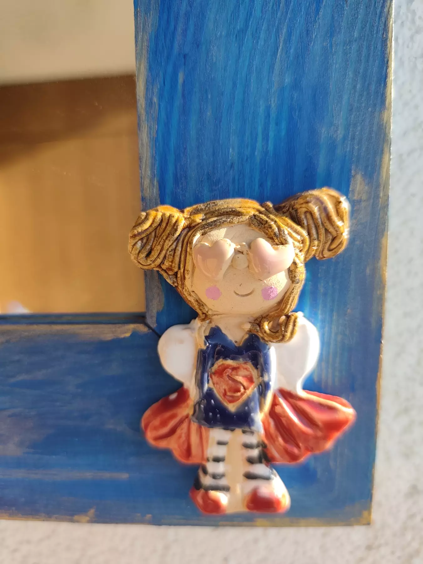 Lustro w drewnianej ramie z aniołem ceramicznym do zadań specjalnych