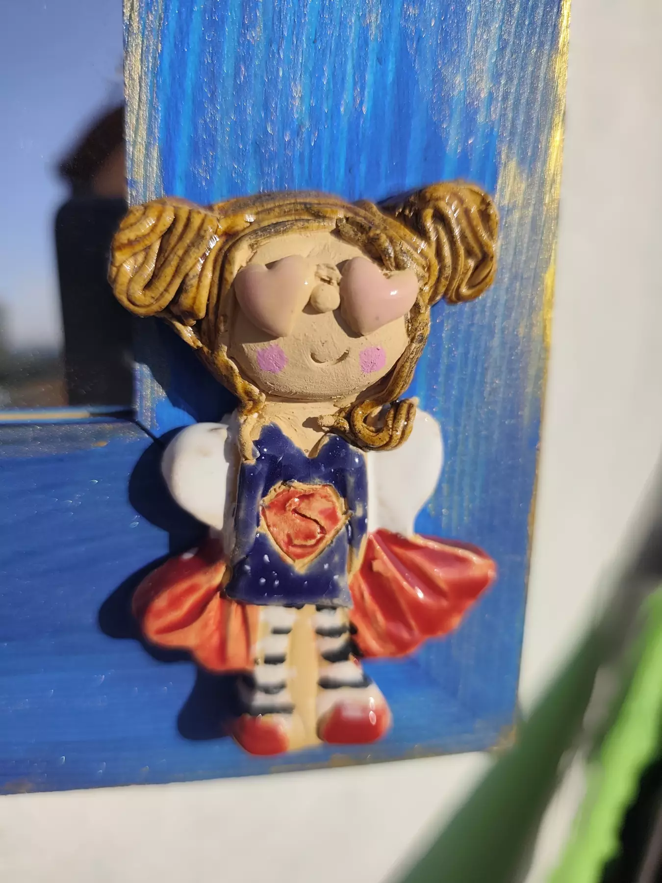 Lustro w drewnianej ramie z aniołem ceramicznym do zadań specjalnych