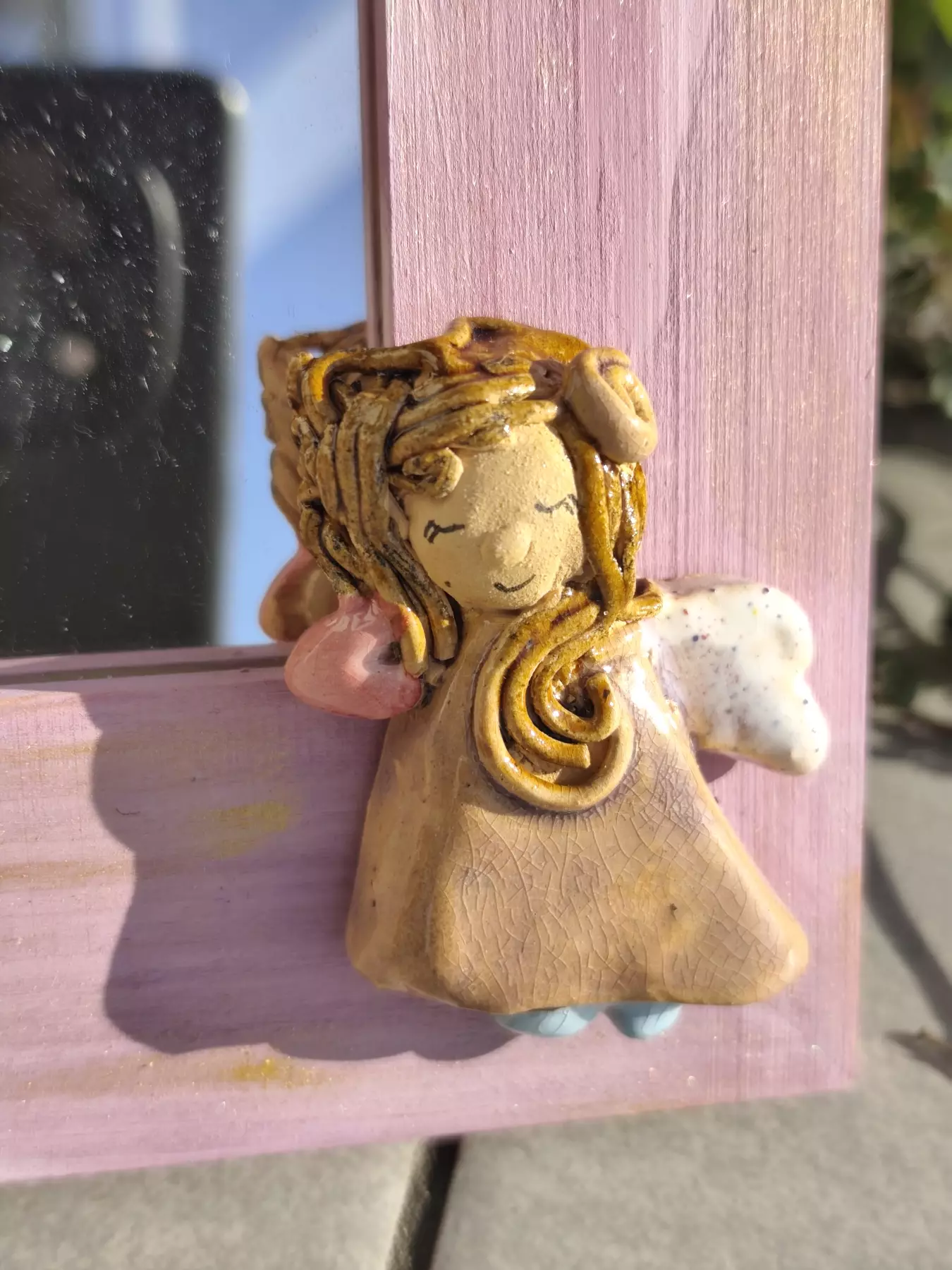 Lustro w różowej ramie z aniołem ceramicznym