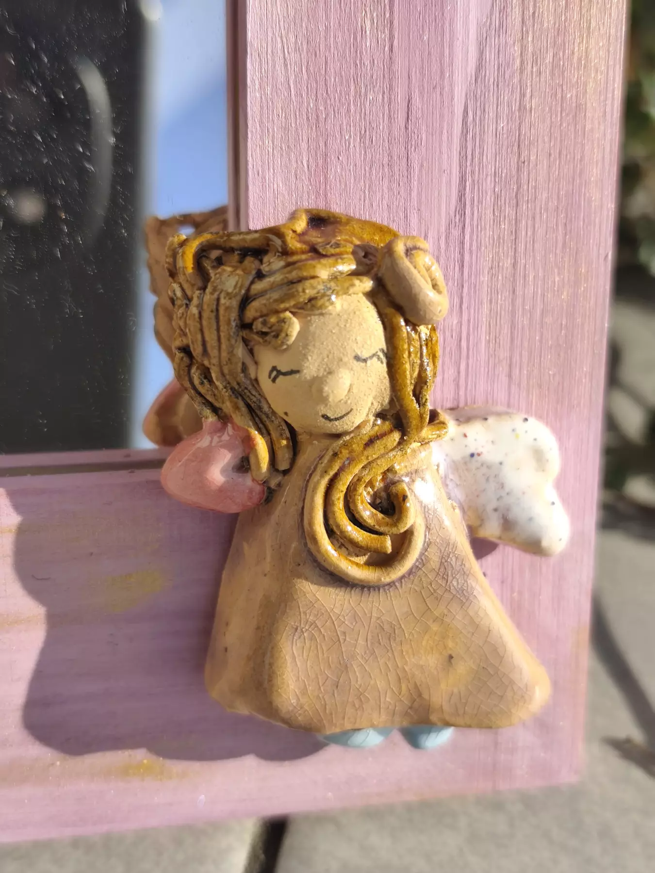 Lustro w różowej ramie z aniołem ceramicznym