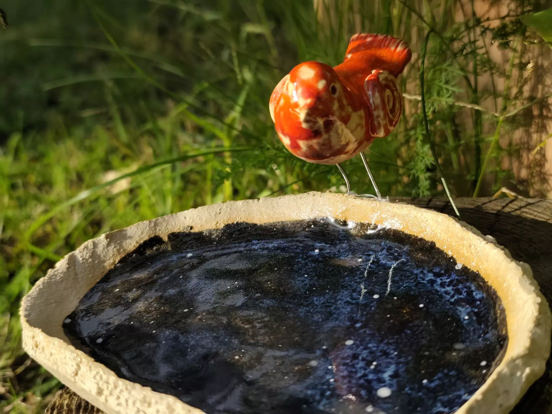Poidło ceramiczne z czerwonym ptaszkiem