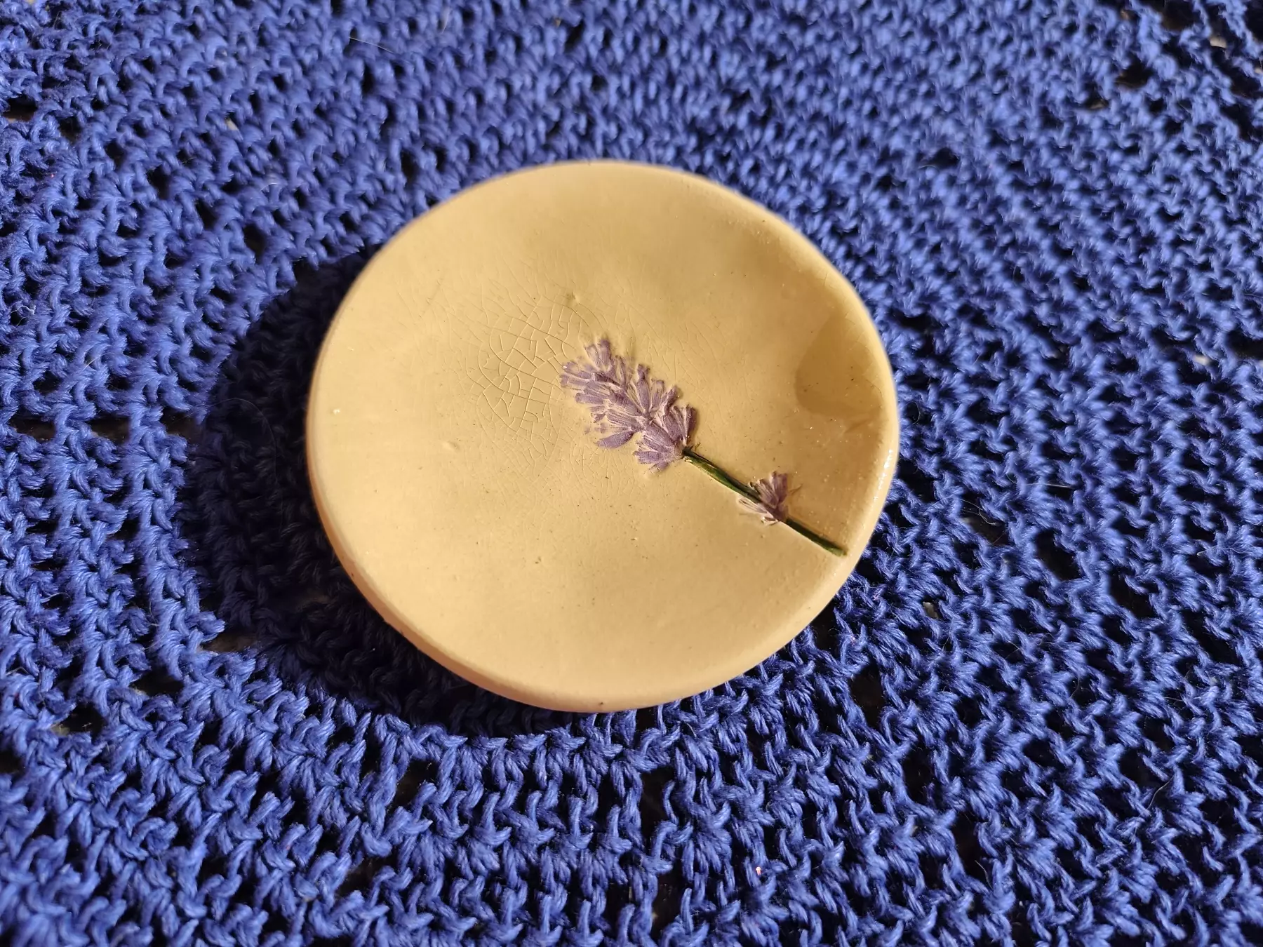 Pojemnik ceramiczny z lawendą na biżuterię lub drobiazgi