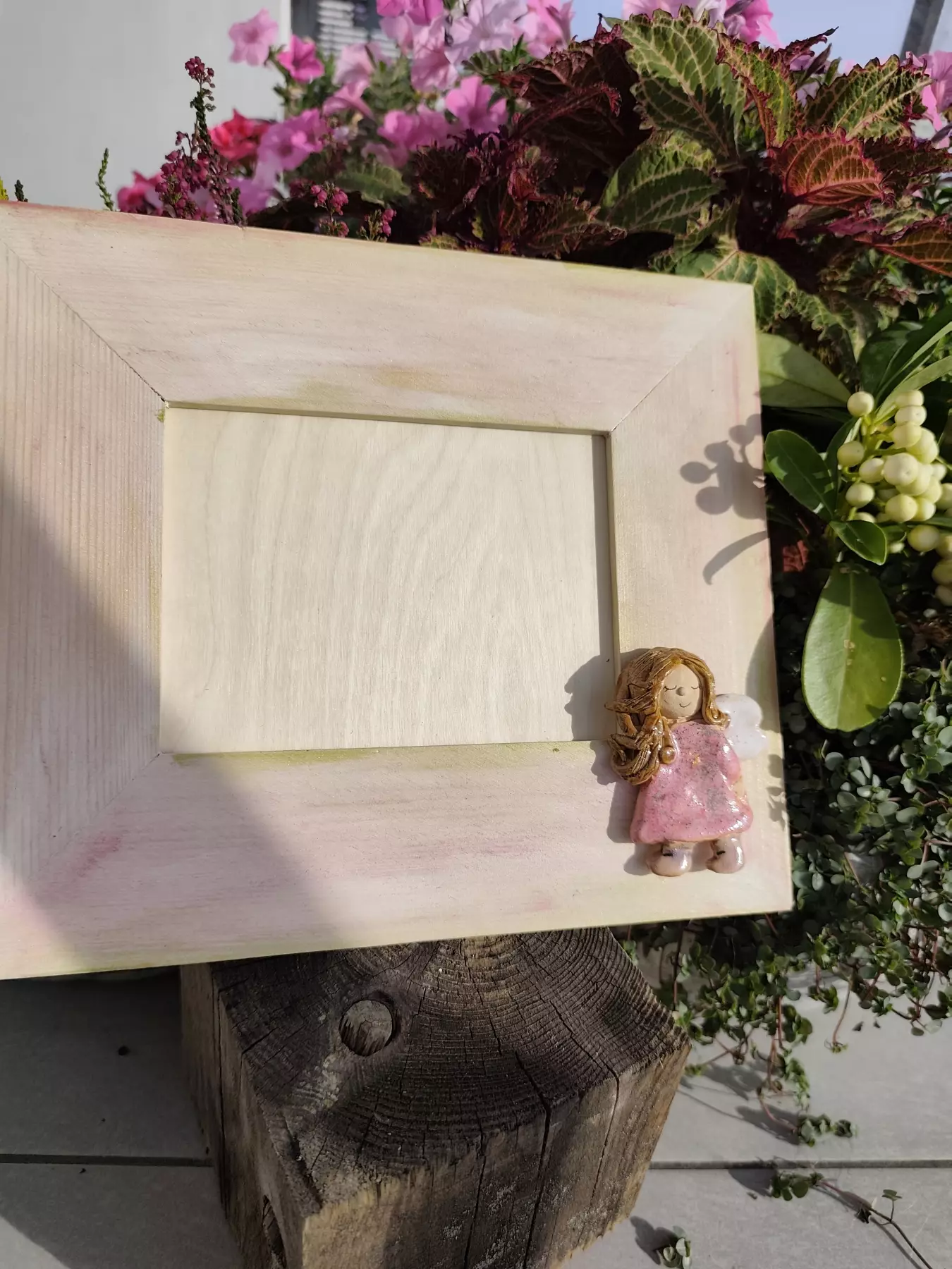 Ramka drewniana na zdjęcie z aniołem ceramicznym