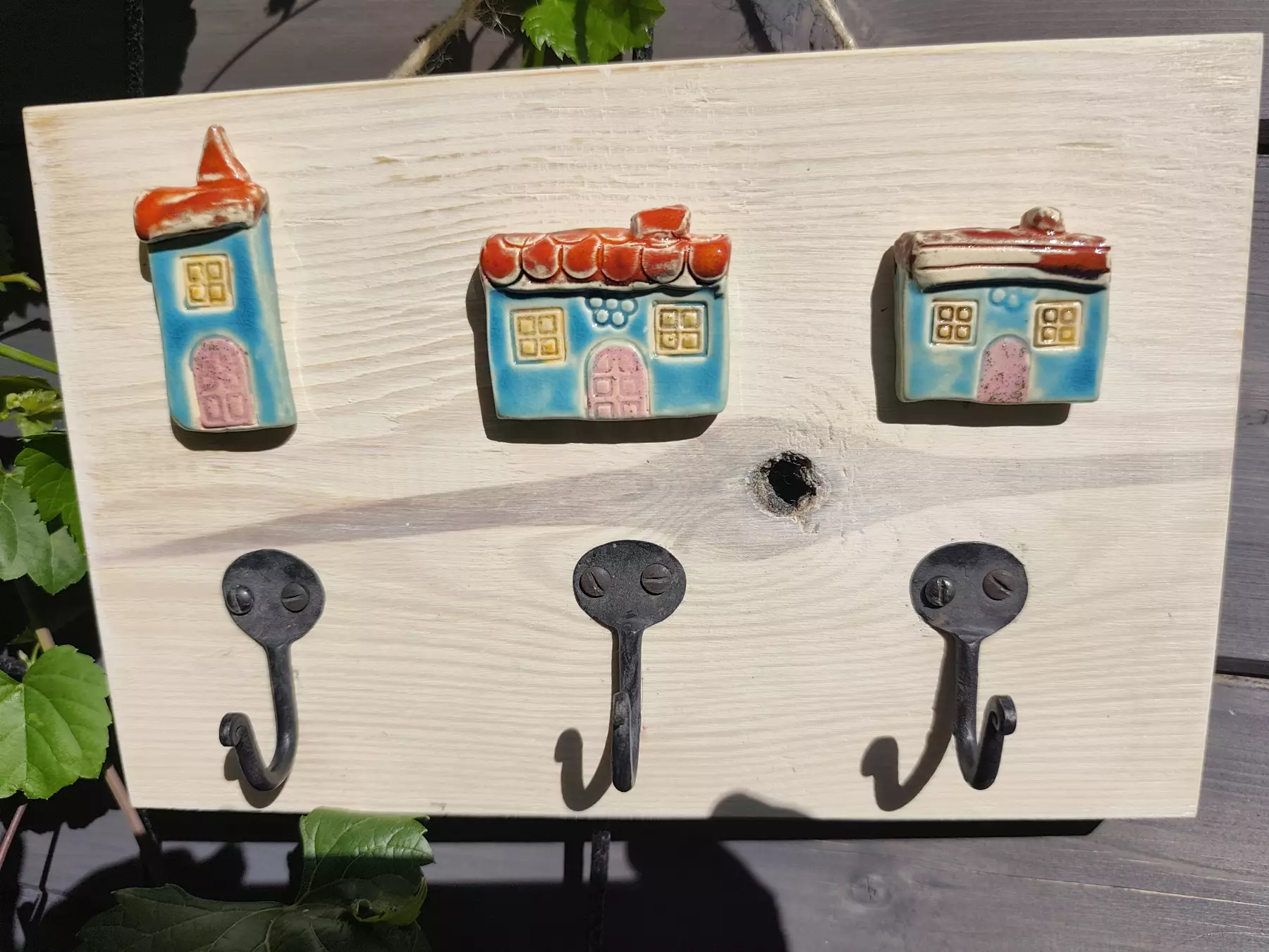 Wieszak ceramiczny z domkami